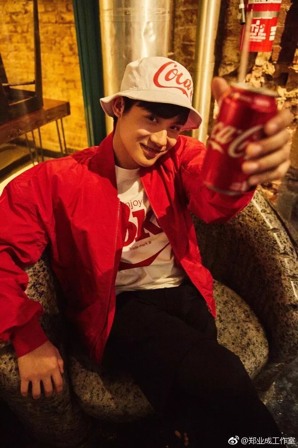 先来看看他们怎么穿 photographed in stockholm 披上外套的龚林轩(下