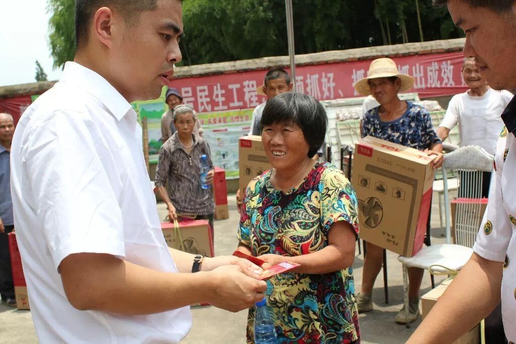 "说起潘正盛,黄梅县前镇蒋冲村支部书记朱先良竖起了大拇指.