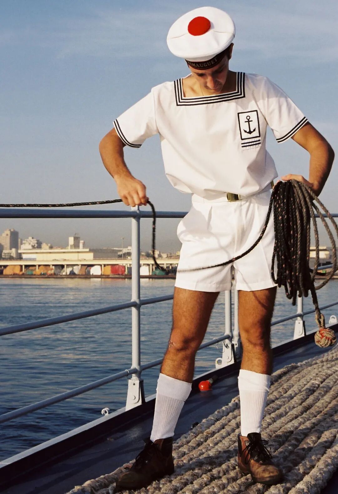 欧洲各国水手服大同小异,比如法国海军的帽顶有个可爱的红绒球当然,久