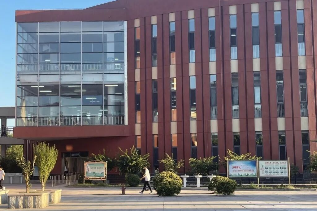 曹妃甸第三完全中学校长张金栋表示:感谢区委,区政府对三中的关心