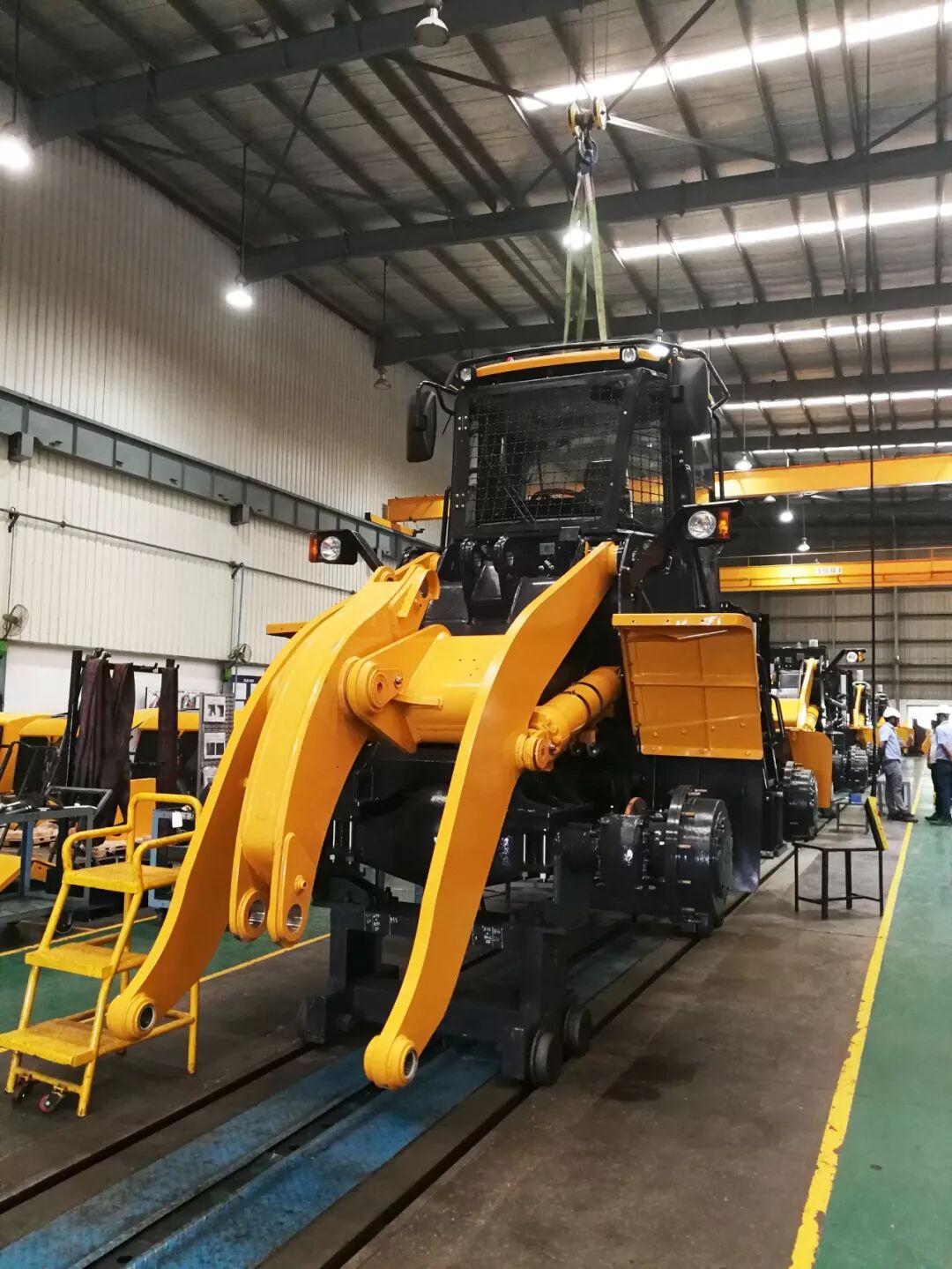 柳工首批量产clg856h装载机,在印度工厂装配线成功下线!