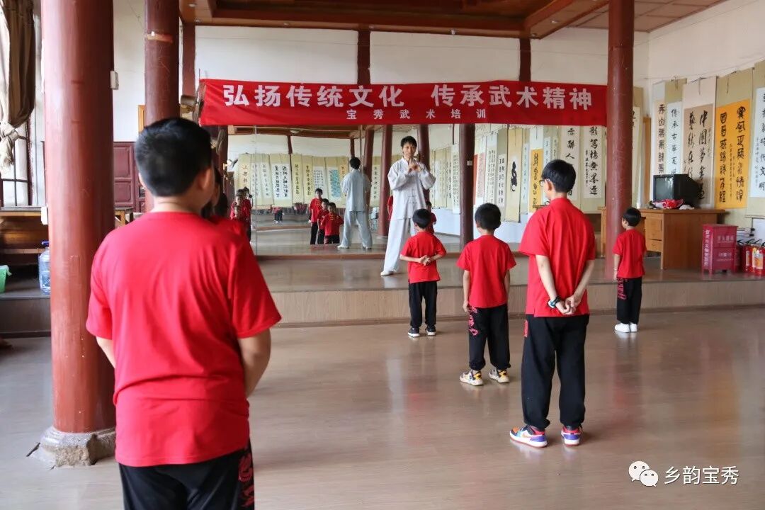 石屏县宝秀镇公益武术课强健少儿体魄