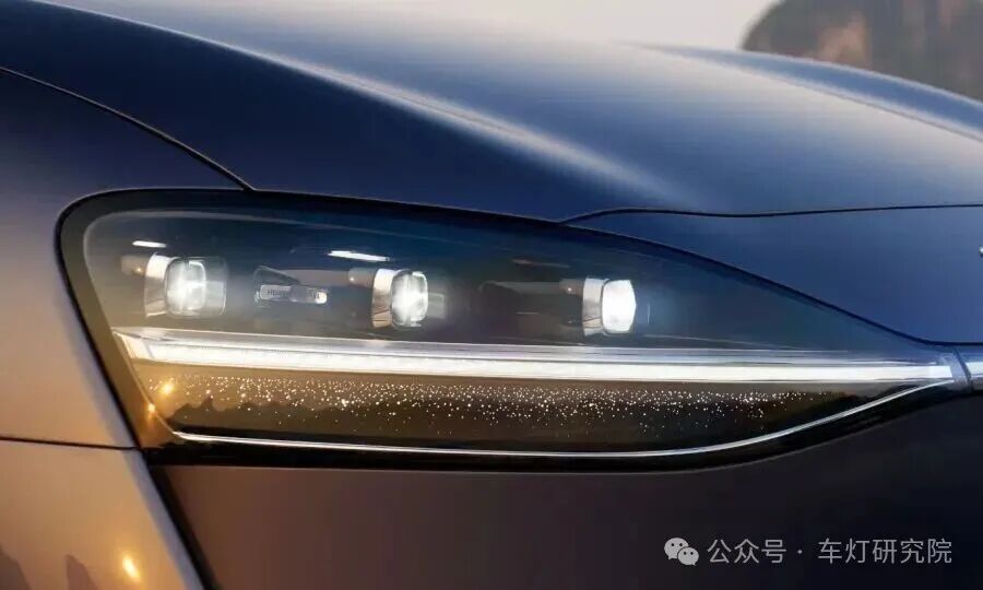 享界 S9 搭载 华为百万像素智慧投影大灯
