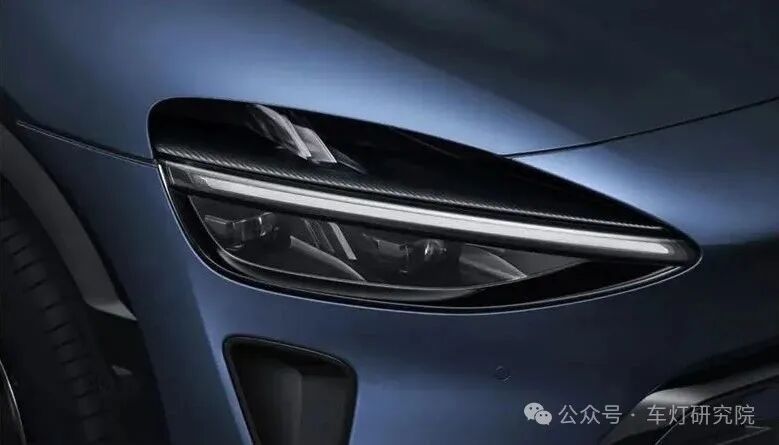 话说，小米 YU7 上的碳纤维是真多啊.... 大灯、后视镜、前机盖、鸭尾、扰流