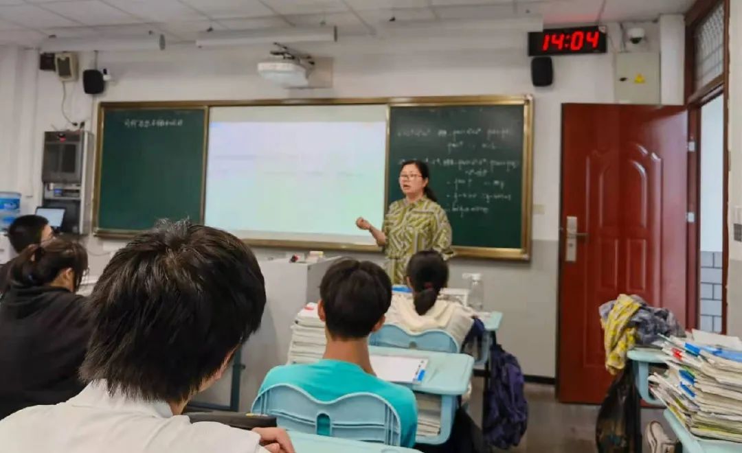 活动中,我校数学组的王炯廉,邵美珍,高丽和历史组的周小燕,沈琴5位