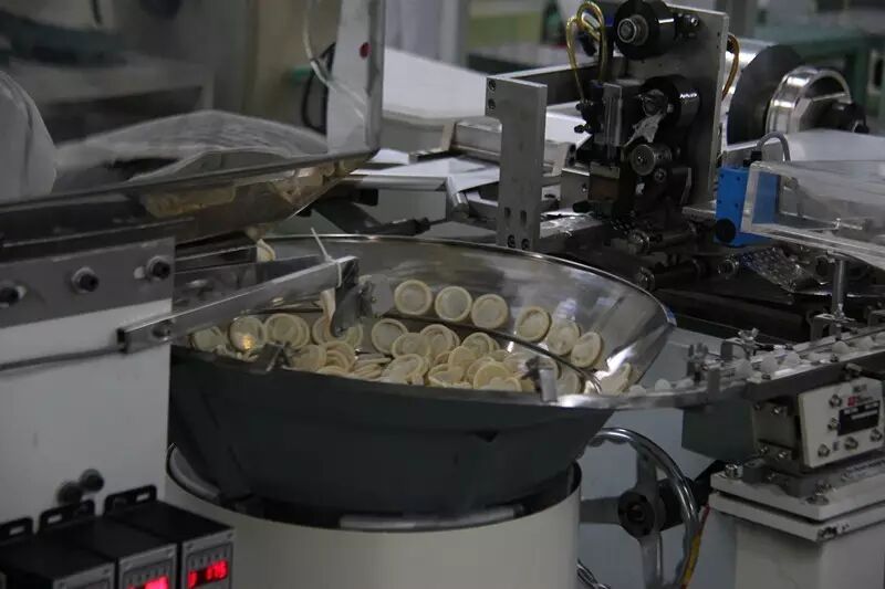 所有环节检测合格 柔软的刷子会将硅油 涂到涩涩的避孕套上 变成滑滑