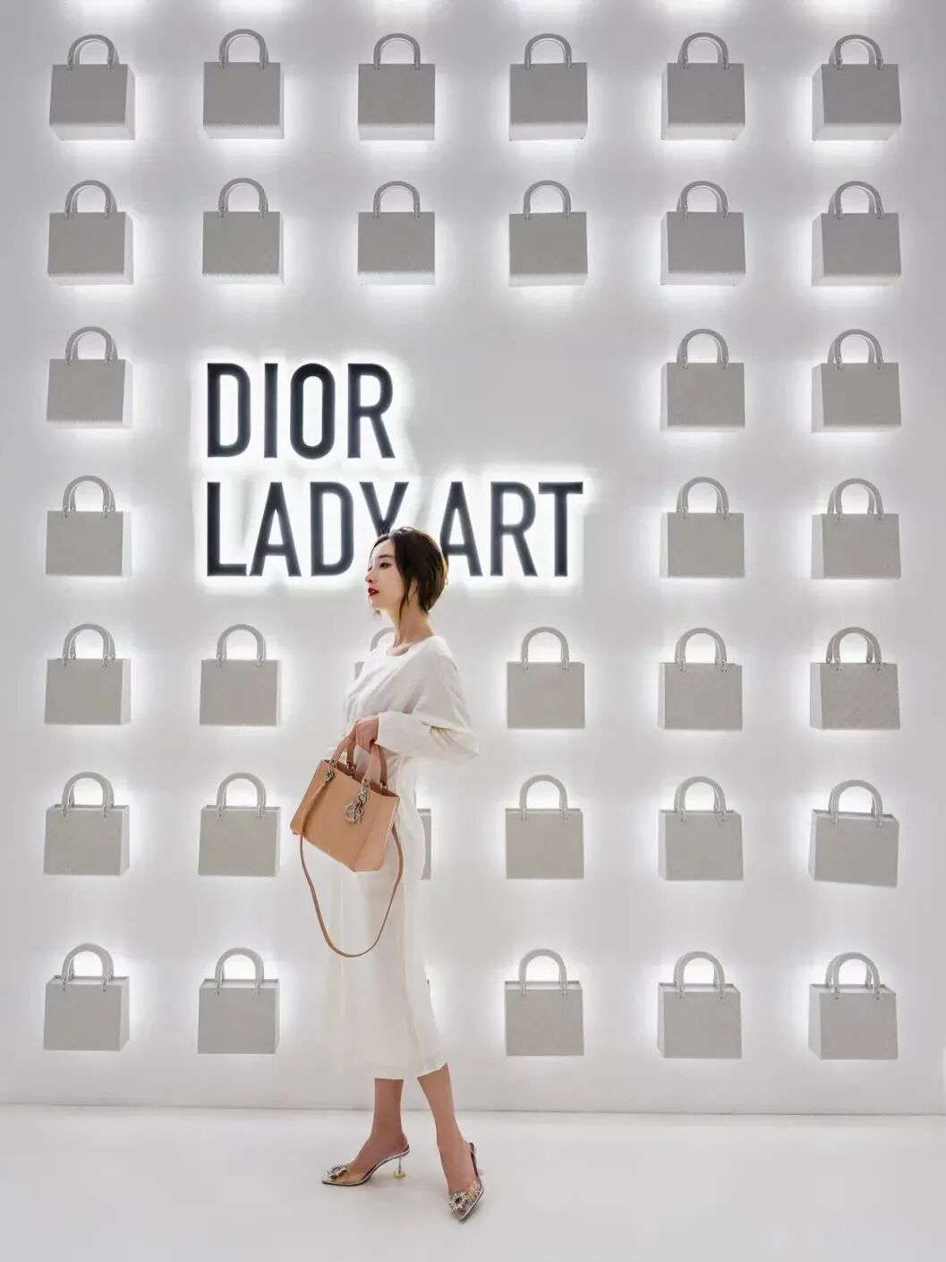 ���Ⱦ�͸��DIOR������չ���տ�Ļ��
