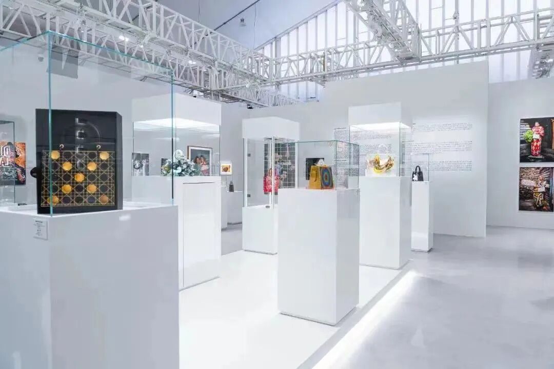 ���Ⱦ�͸��DIOR������չ���տ�Ļ��