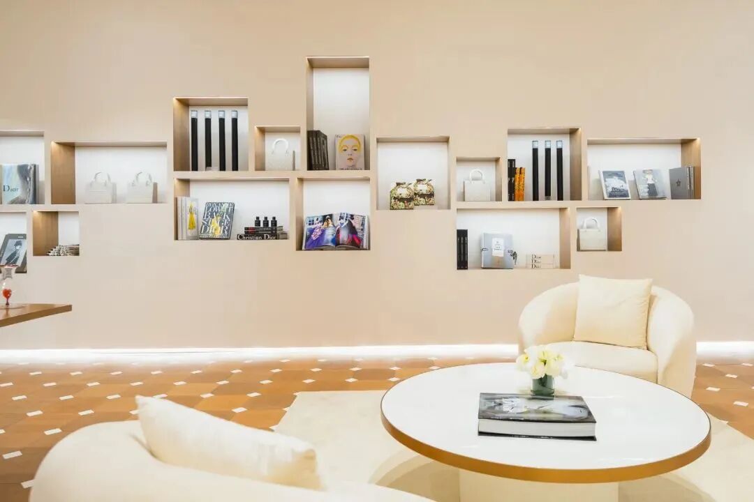 ���Ⱦ�͸��DIOR������չ���տ�Ļ��