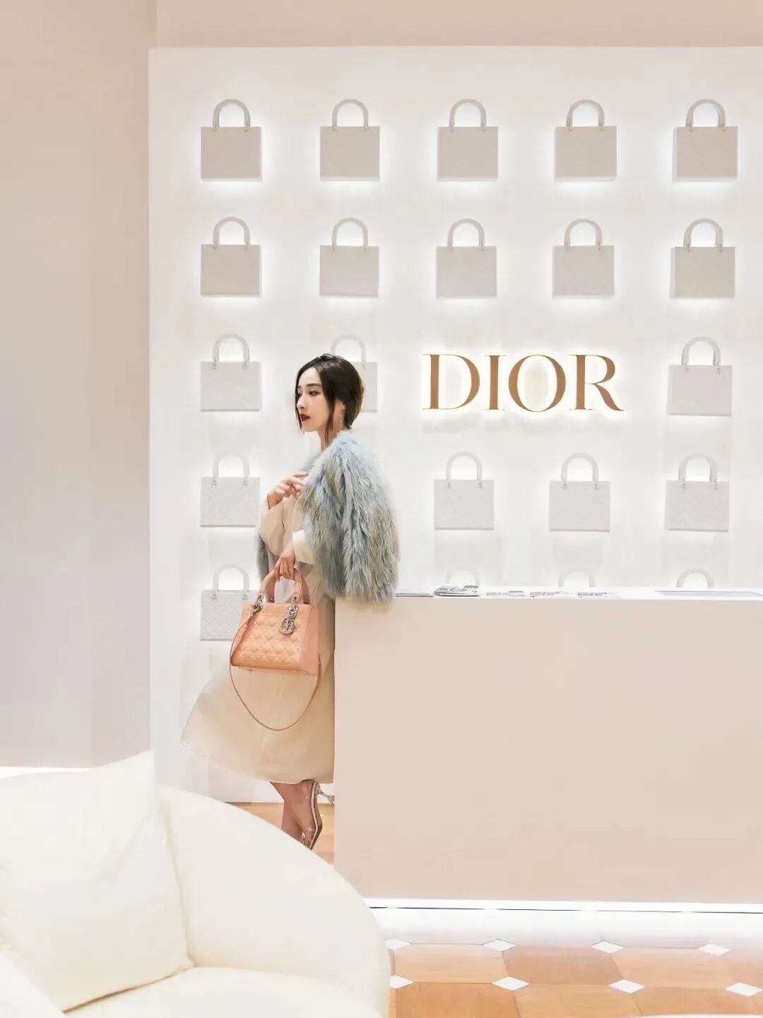 ���Ⱦ�͸��DIOR������չ���տ�Ļ��