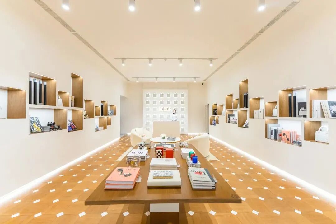 ���Ⱦ�͸��DIOR������չ���տ�Ļ��