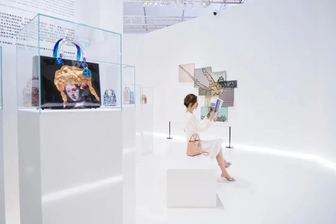 ���Ⱦ�͸��DIOR������չ���տ�Ļ��