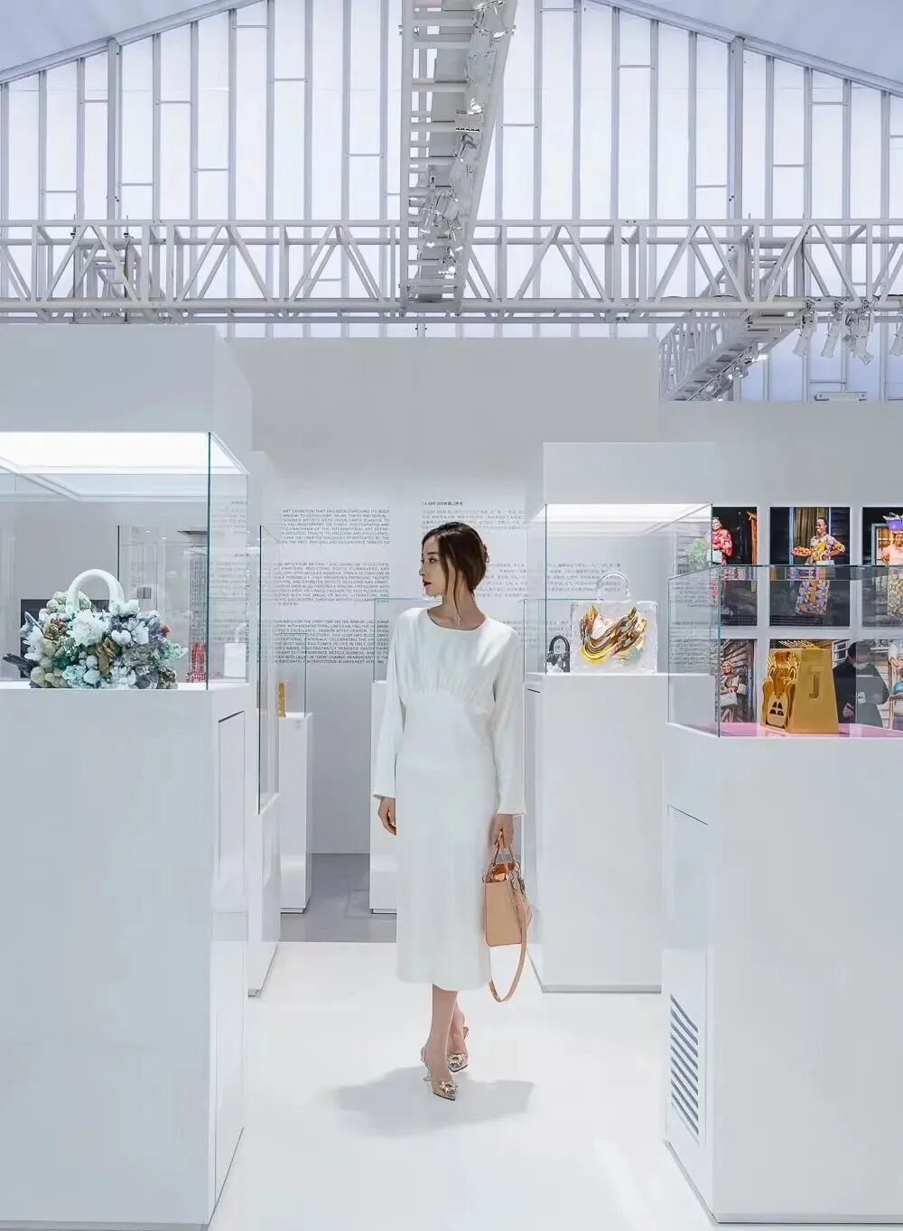 ���Ⱦ�͸��DIOR������չ���տ�Ļ��