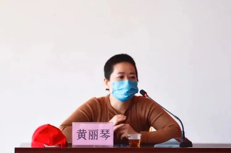 4月8日,清远市中医院阳山分院召开援鄂医务人员返院座谈会,黄丽琴分享