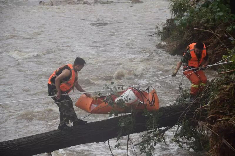 雨還在下！蔡奇書記指揮調(diào)度防汛工作時(shí)要求：群眾在哪里，干部就要在哪里！