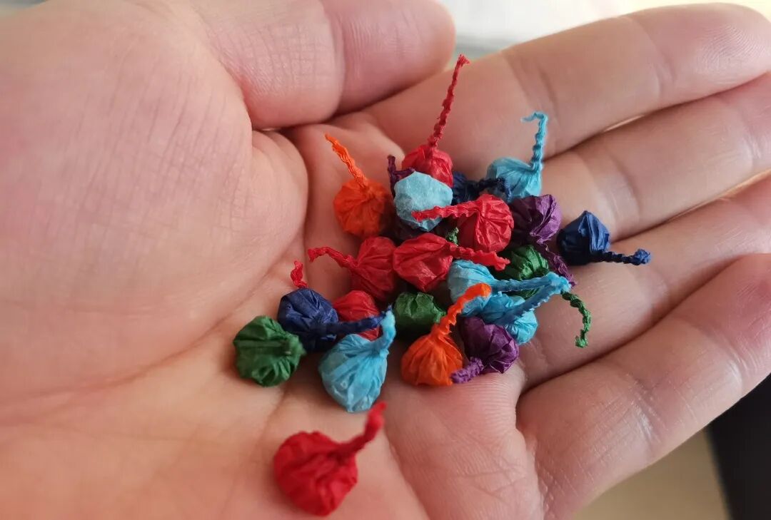 孩子误将摔炮当糖果放进嘴里咬 上演“惊魂一刻”