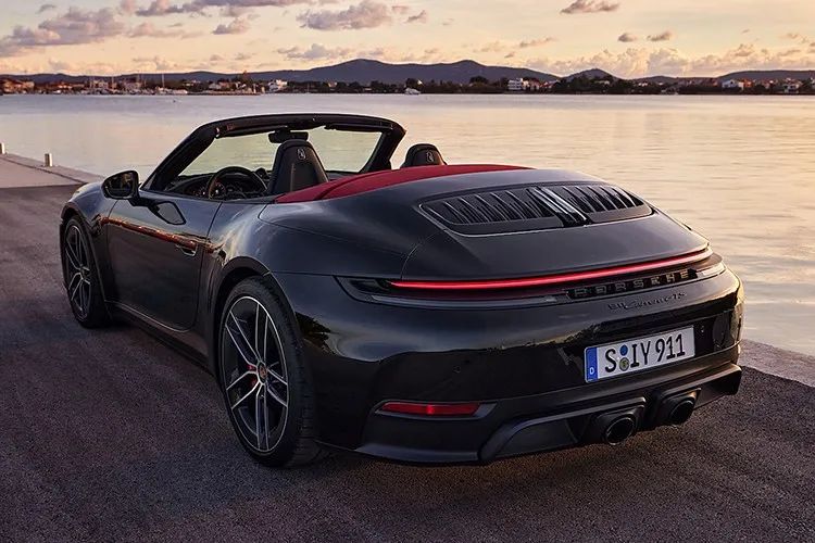 Porsche 911 GTS Interior