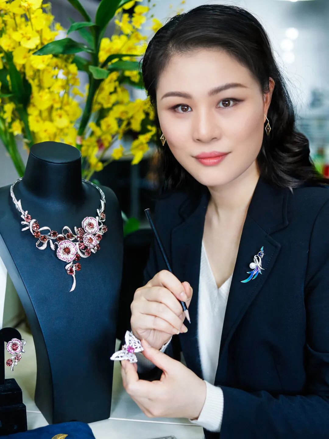 热烈祝贺老凤祥黄雯获颁中国工艺美术大师称号