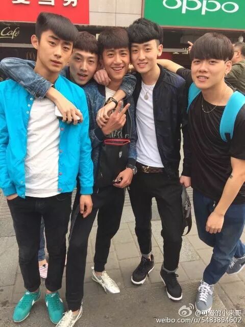 据说小来哥还是快手男人帮里的一员,男人帮成员人手一根红色手链不