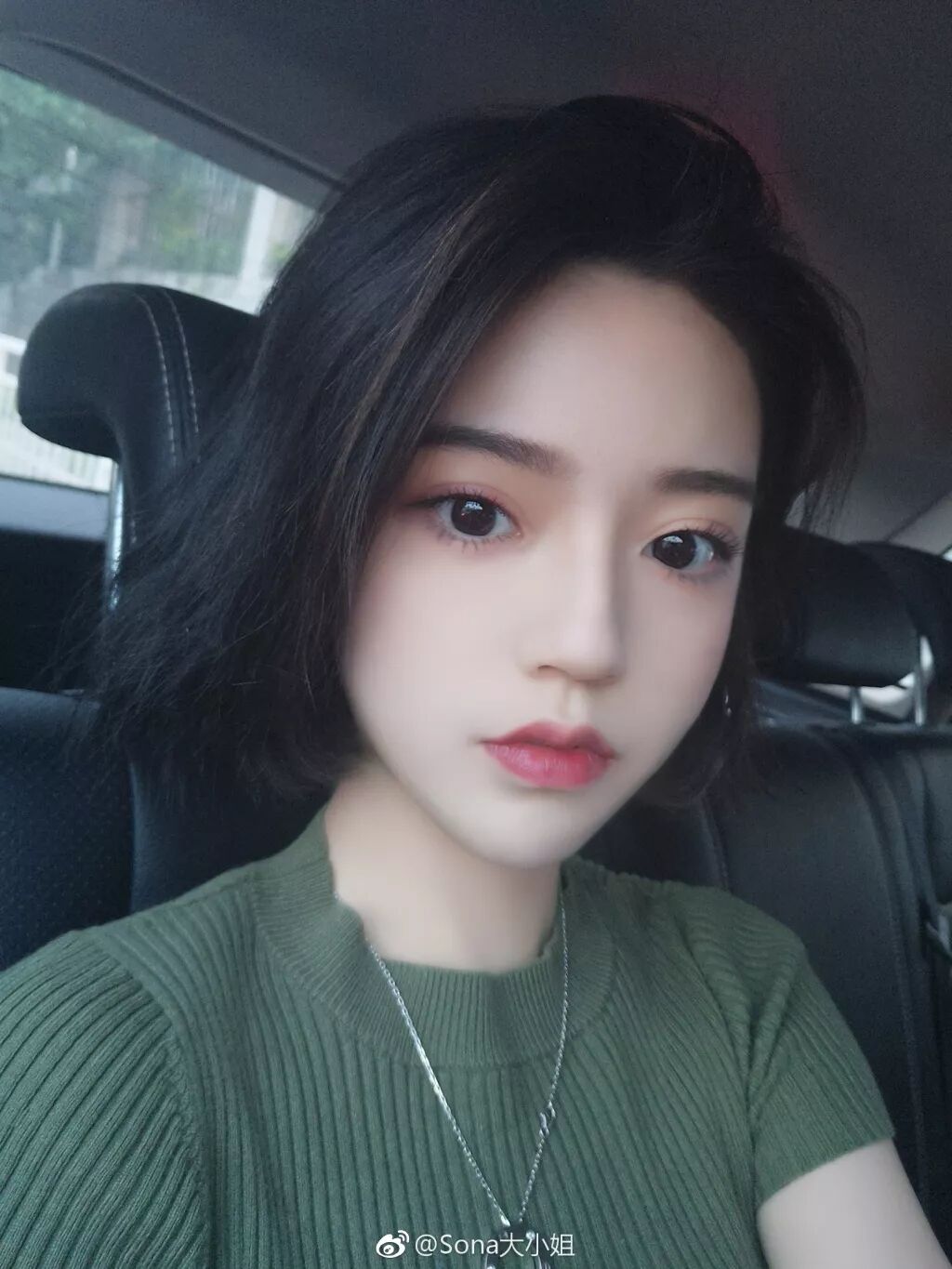 19岁的韩安冉自曝流产还吸毒?痴迷夸张网红脸的她从空姐变蛇精