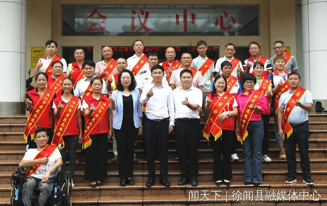 中秋慰问县长黄来兴给徐闻好人发送月饼