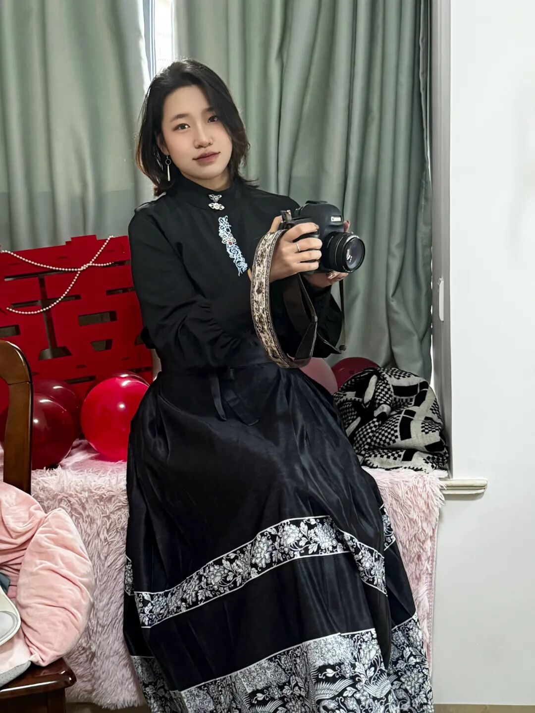 嗯，她拍下了我穿马面裙给客人拍婚礼的样子