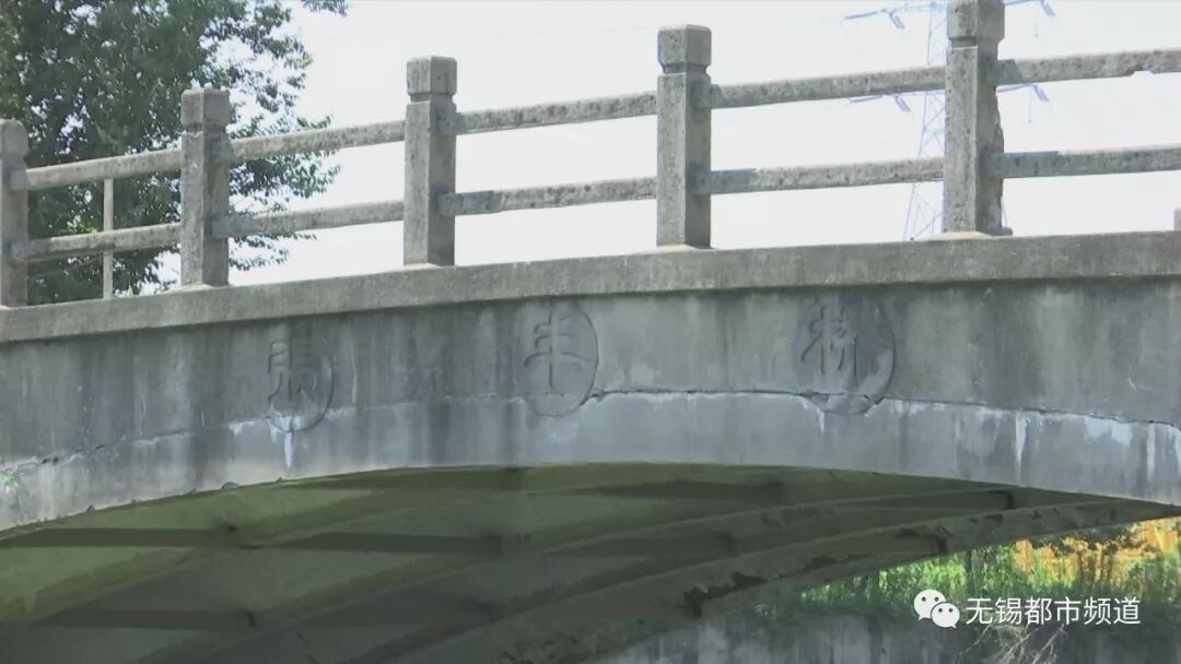 无锡纺城大道旁商铺一女子昨早坠入河中