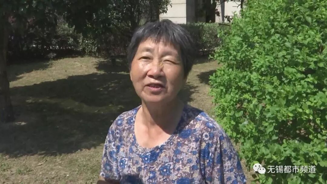 无锡纺城大道旁商铺一女子昨早坠入河中