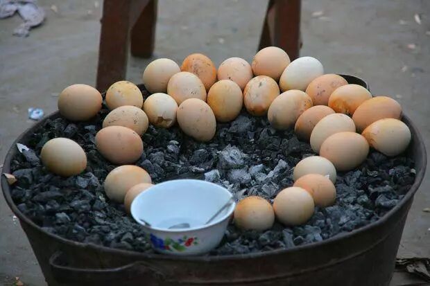 或是把火闷上 用微热的火力慢慢地烘烤 有别于鸡蛋其他的吃法 烤熟的