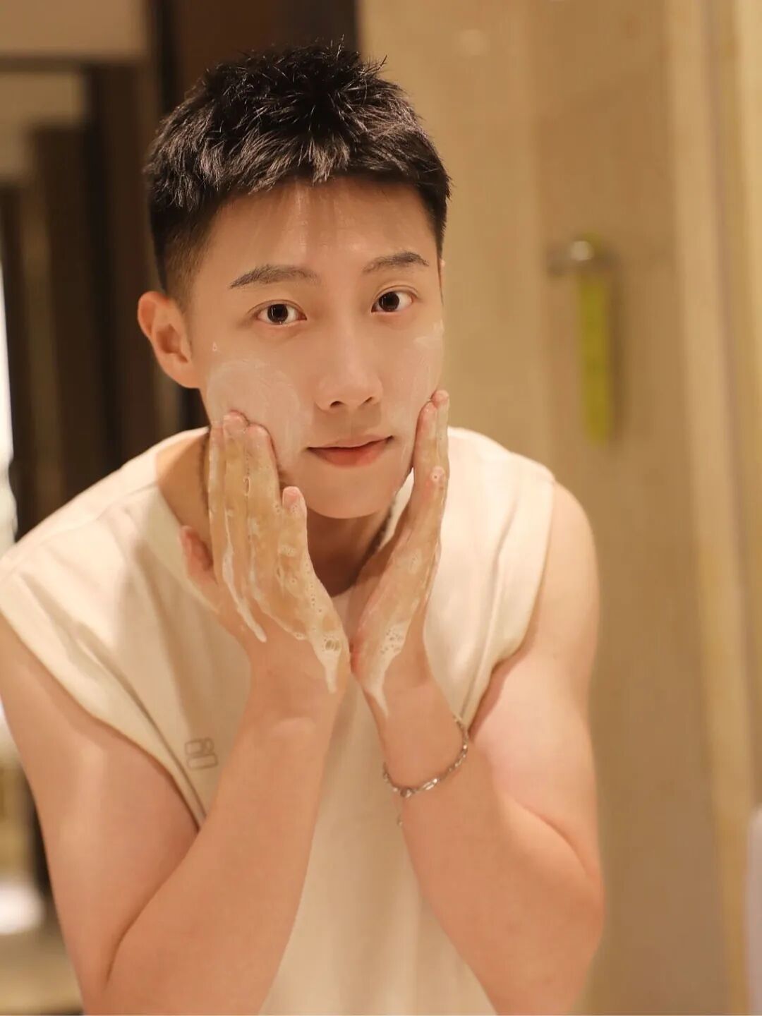 一个帅气的小受能让小攻练出腹肌一个强壮的小攻能让小受练出一副好嗓子 - 51虹马