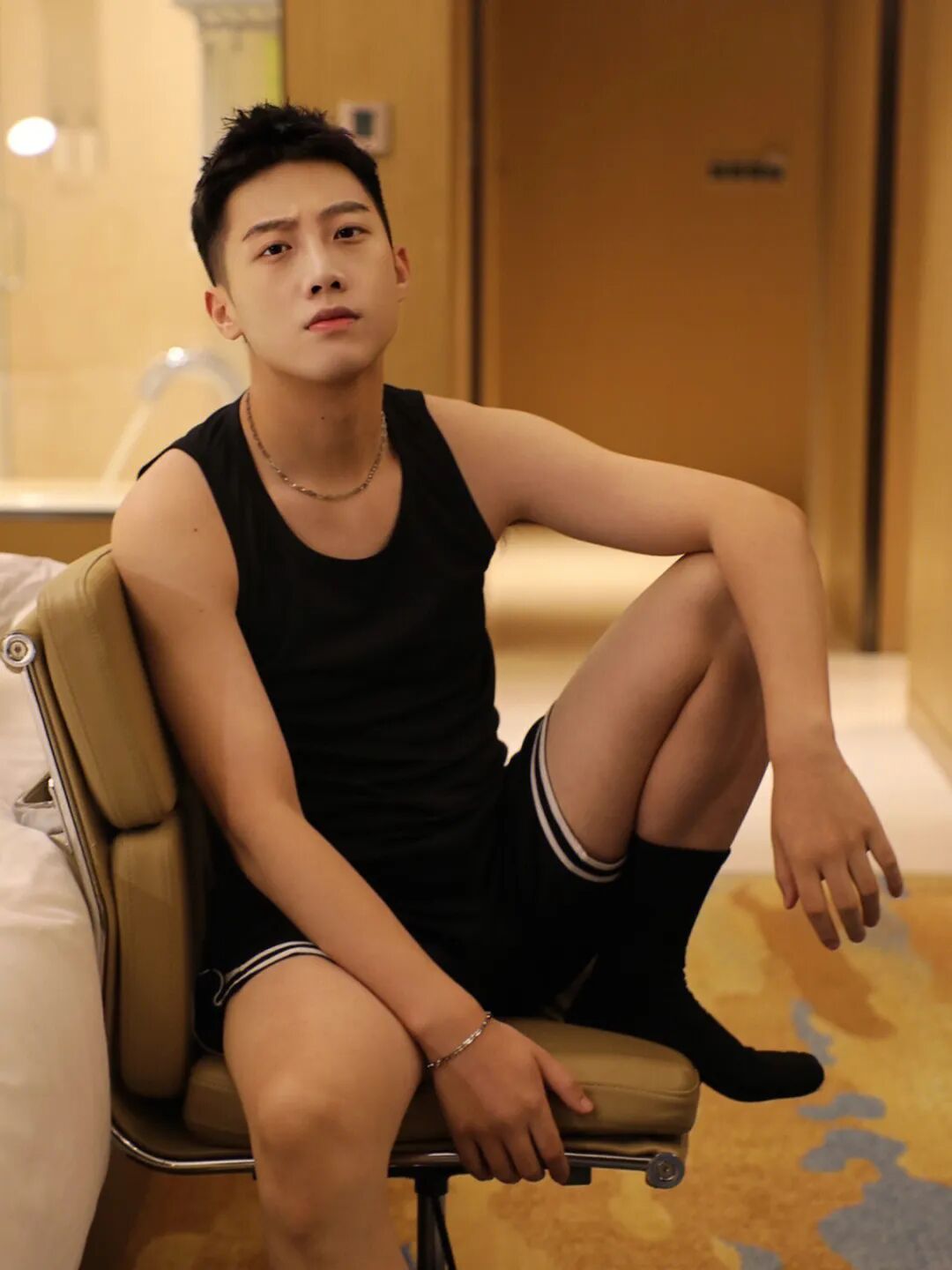 一个帅气的小受能让小攻练出腹肌一个强壮的小攻能让小受练出一副好嗓子 - 51虹马