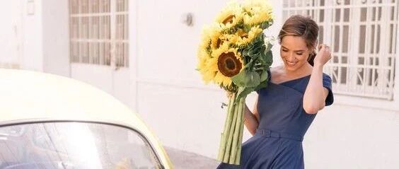 插一瓶花，让家美翻吧。