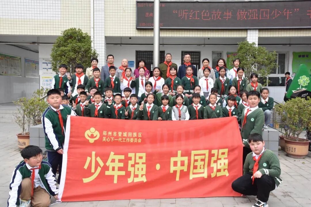 本次"听红色故事 做强国少年"进校园宣讲活动首先在各小学展开,老战士