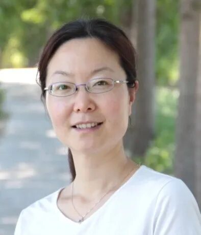 卫敏，女，教授，博士生导师。2001年于北京大学获理学博士学位。2008年佐