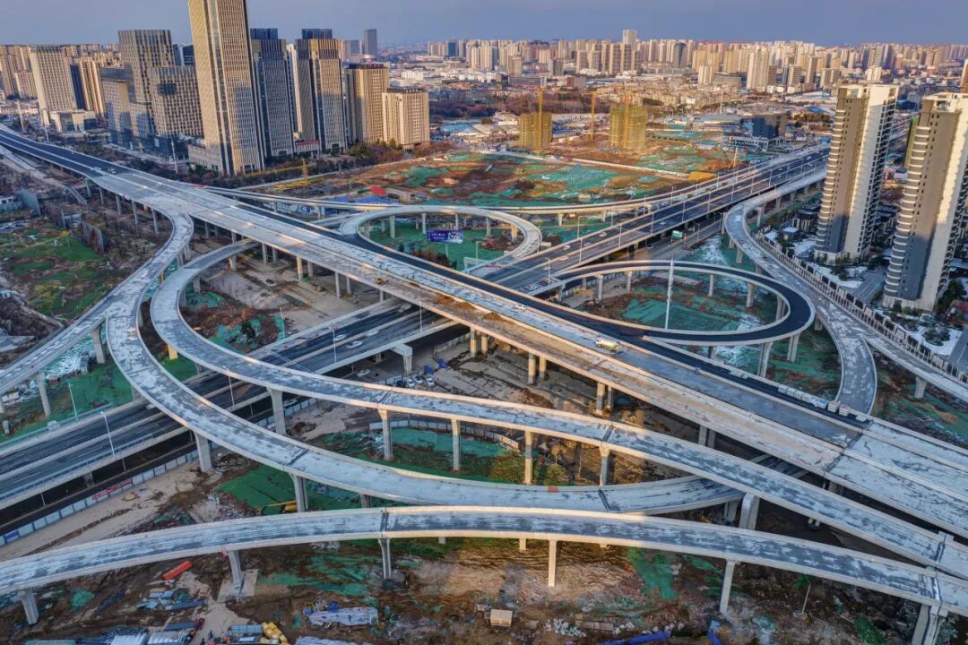 互通立交建成后,这里将成为建设进入最后冲刺期跨襄江大道高架桥正在