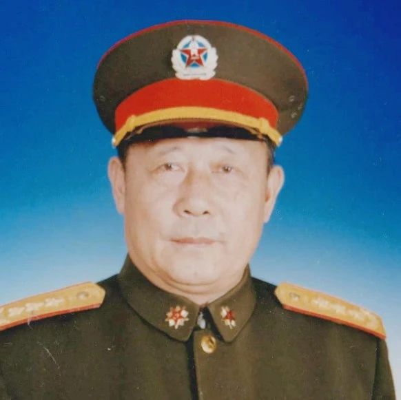成都军区的第十任司令员被免职，他是政委仍然身居要职，63岁晋升上将