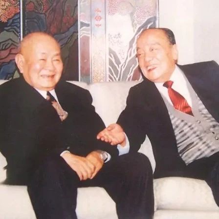 他是原新华社香港社长，后任广东副省长，大力引进外资，享年98岁
