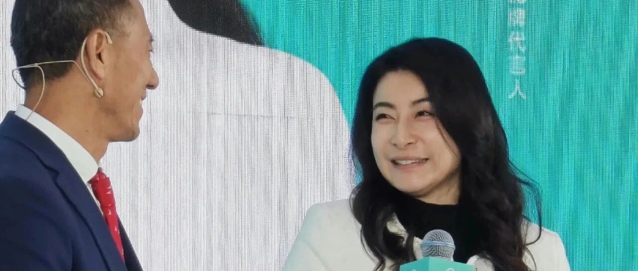 郭晶晶现身北京,穿小香风戴棉花手链和善大气,素颜胖出双下巴