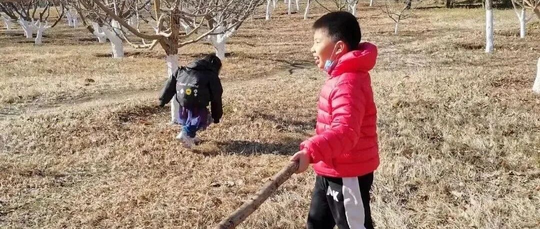 宝宝总是喜欢当大孩子的“小跟班”—崇拜心理滋生