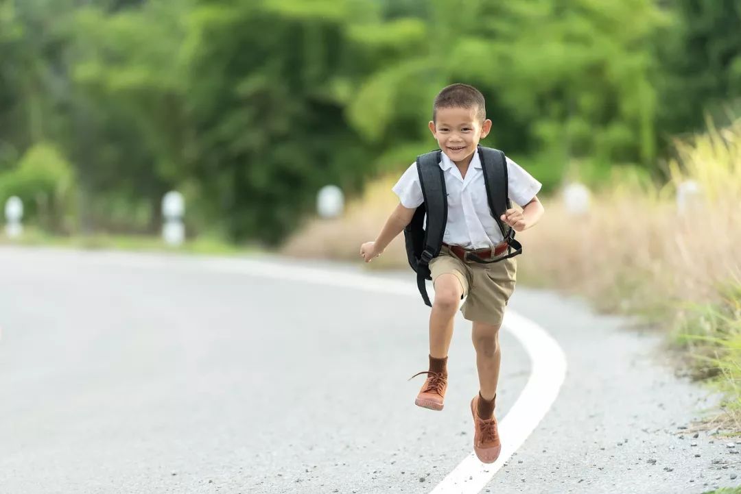 孩子面對他人異樣的眼光時，越不自在越要坦然面對 親子 第8張