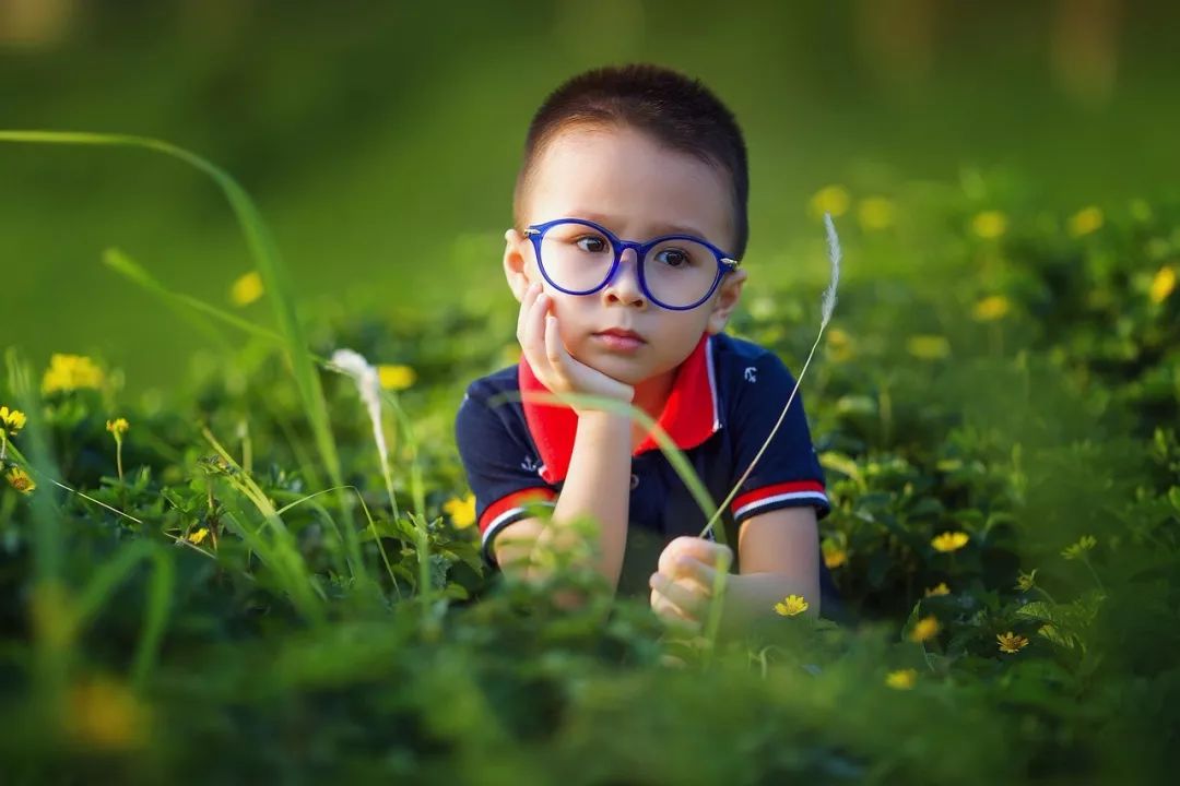 孩子面對他人異樣的眼光時，越不自在越要坦然面對 親子 第4張