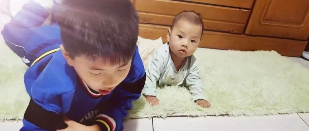 亲子互动：兄弟情深