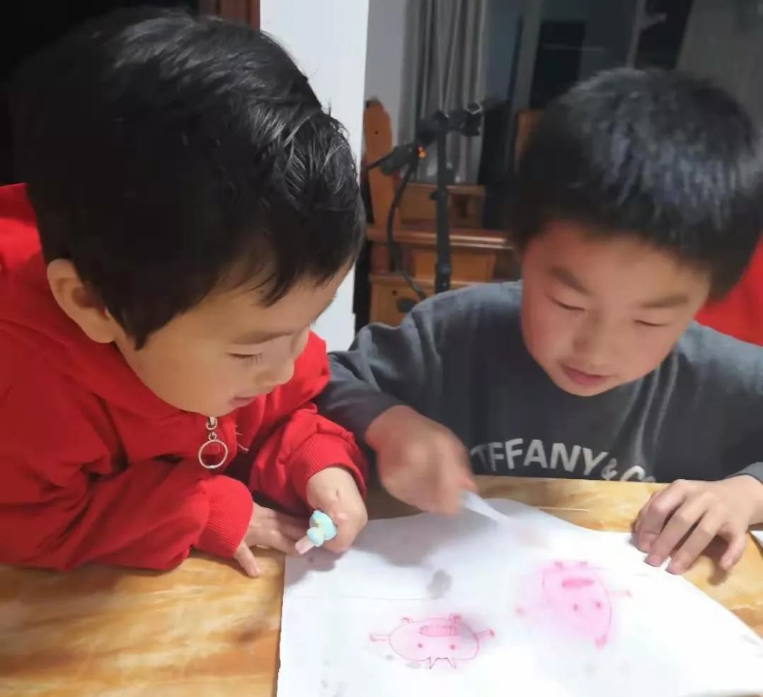 都说吃糖是导致孩子牙疼的罪魁祸首，其实还有一个原因被忽略了……