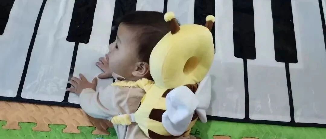 宝宝不停地来回倒东西--他正在进行促进手腕灵活发展练习