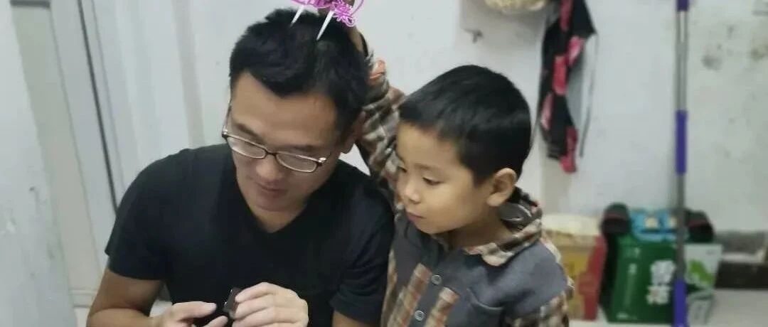 爸爸训斥孩子，妈妈这种做法值得学习