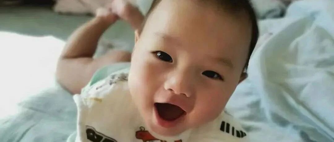 当陌生人一抱他就大哭：宝宝开始认生了