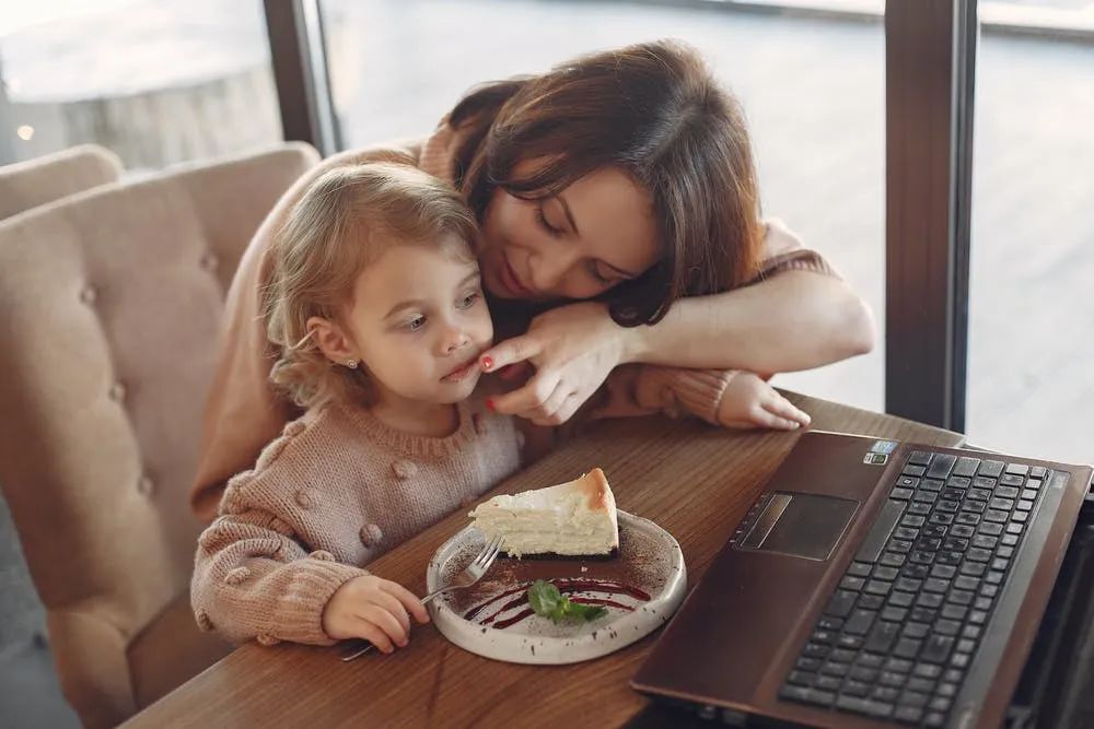 孩子要自己吃飯，奶奶卻要喂——婆媳育兒矛盾我有話說 親子 第2張