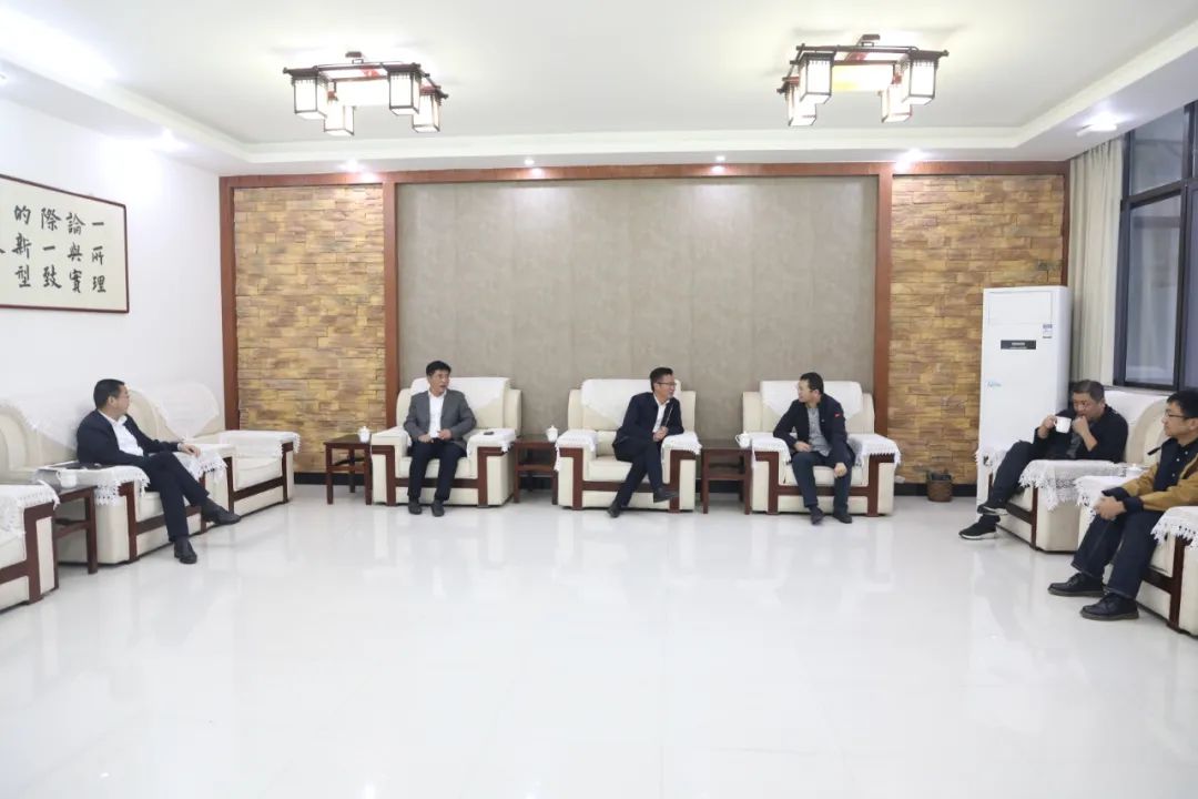 市教育局副局长王伟杨一行来我院督导疫情防控事情