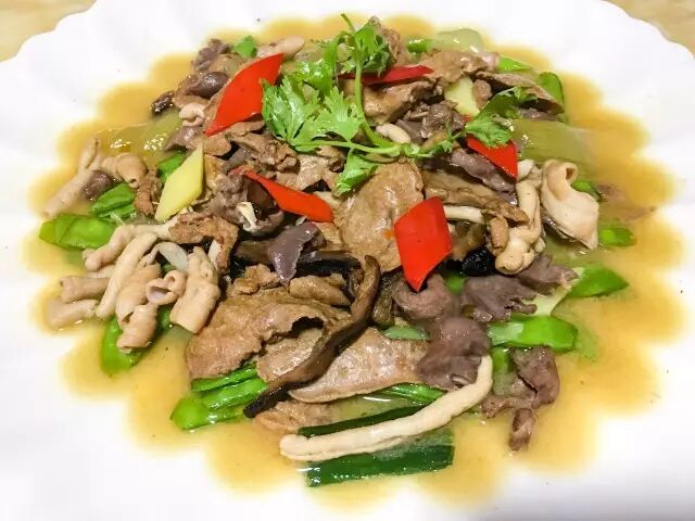 揭阳这家山庄的全鹅宴,用牛肉的做法来做这只鹅.