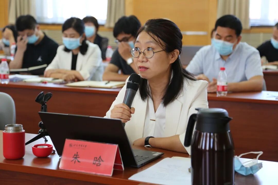 党委常委,副校长朱晗,党委常委,副校长王良玉结合宏观形势和分管工作